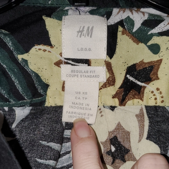 Used H&M button up 🌞 - Picture 2 of 3